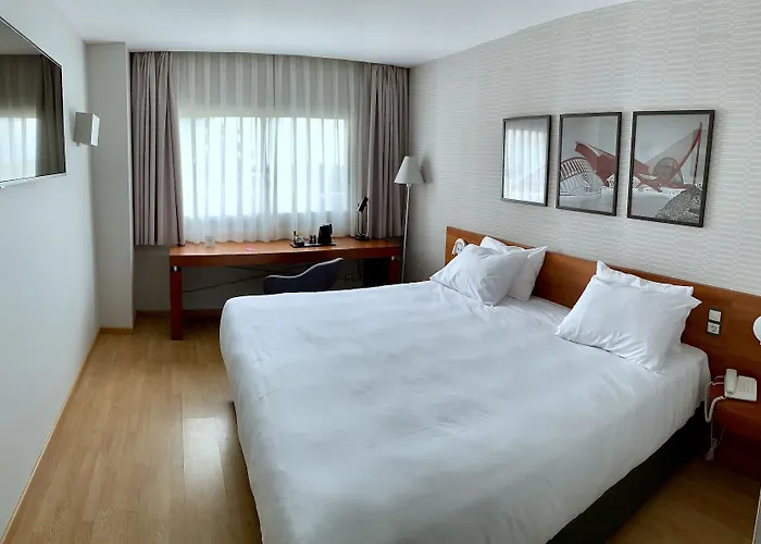 Hotel Ramada By Wyndham Valencia 3*