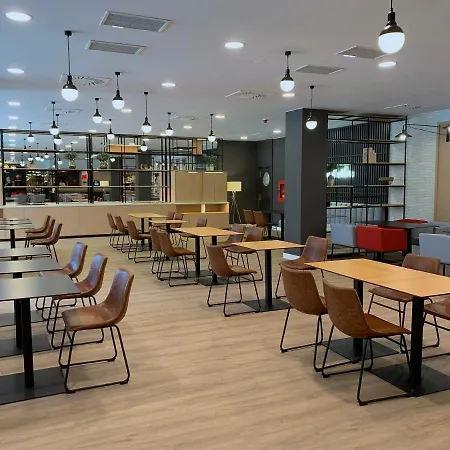Ramada By Wyndham Valencia Szálloda 3*