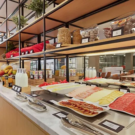 Ramada By Wyndham Valencia Отель