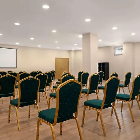 Ramada By Wyndham Valencia Szálloda 3*
