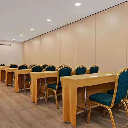 Ramada By Wyndham Valencia Szálloda 3*