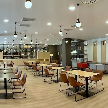 Ramada By Wyndham Valencia Szálloda 3*