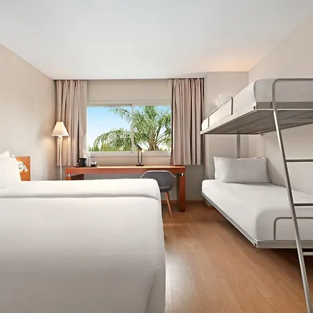 Ramada By Wyndham Valencia 3*