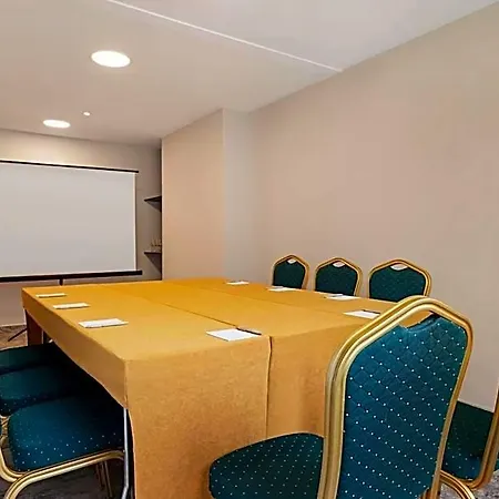 Hotel Ramada By Wyndham Valencia 3*