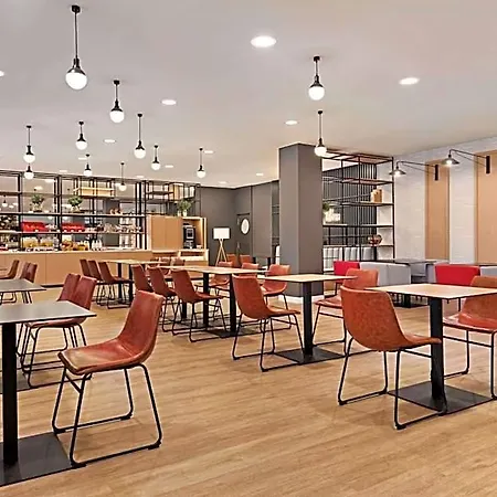 Ramada By Wyndham Valencia Hotel 3*