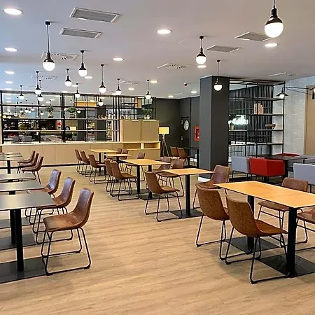 Ramada By Wyndham Valencia 3*