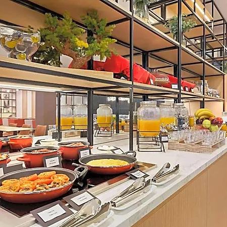 Hotel Ramada By Wyndham Valencia 3*