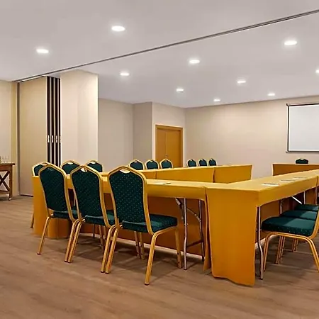 Ramada By Wyndham Valencia 3*
