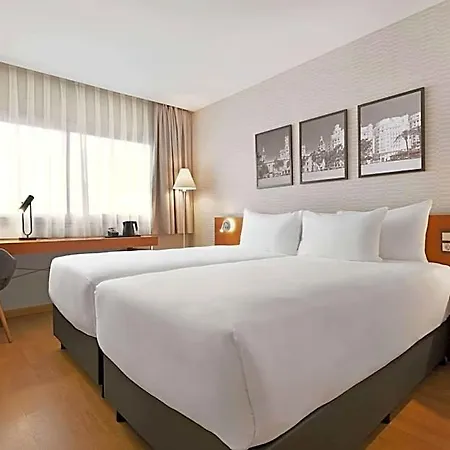 Ramada By Wyndham Valencia 3*