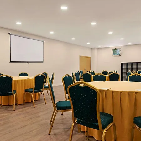 Ramada By Wyndham Valencia Hotell