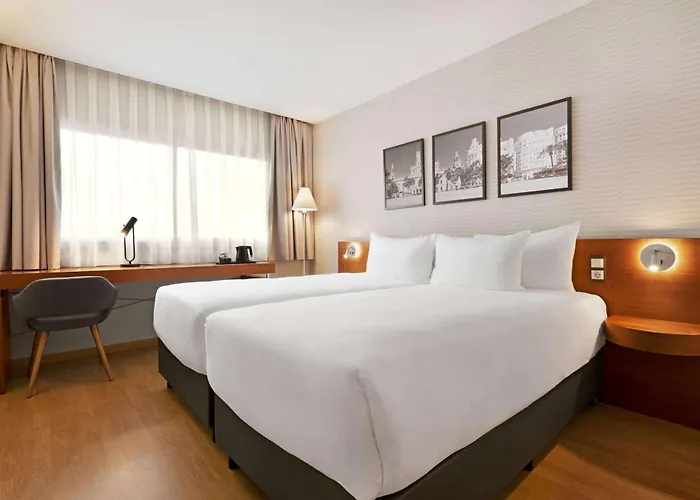 Ramada By Wyndham Valencia Hotel 3*