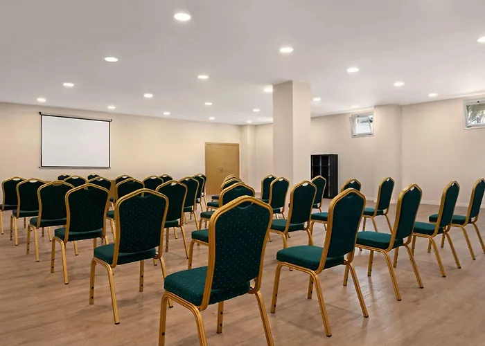 Ramada By Wyndham Valencia Hotel 3*