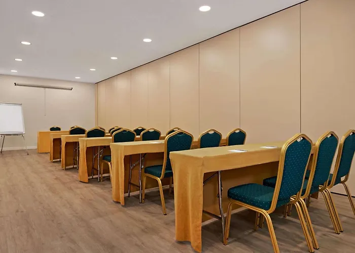 Ramada By Wyndham Valencia Hotel 3*